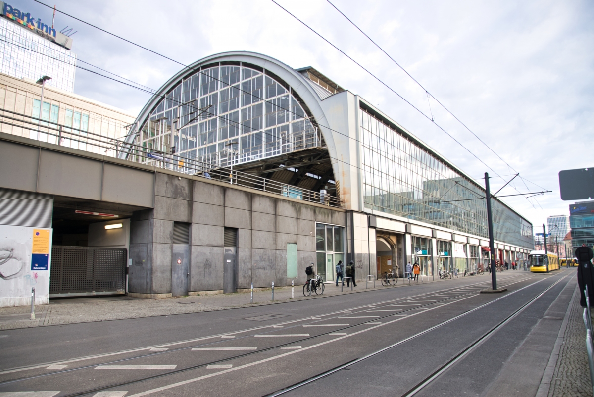 Moderner Hochbahnhof mit großer verglaster Bahnhofshalle
